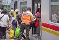 Pelayanan Petugas Terhadap Penumpang KAI Commuter