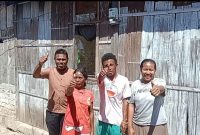 Warga Desa Kolaka, Kecamatan Tanjung Bunga Yang Dapat Bantuan Listrik Gratis Dari PLN NTT